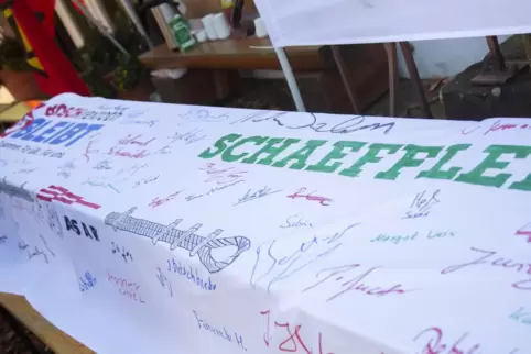 Am 31. Oktober hatte die IG Metall ihr „Banner der Solidarität“ vor dem Wasgau-Einkaufsmarkt in Kirkel-Limbach präsentiert. 