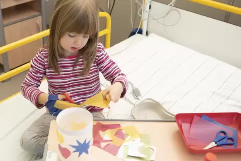 Kinderklinik: Enya bastelt eine Laterne. Kinderklinik: Enya bastelt eine Laterne.