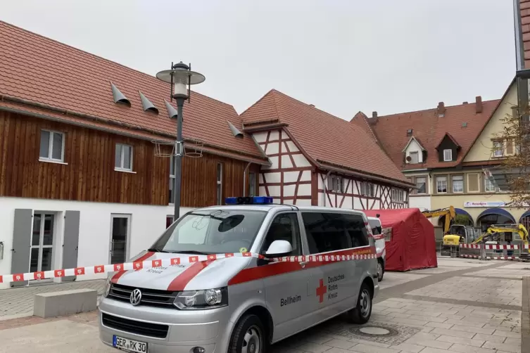 In B&uuml;rgerhaus k&uuml;mmerten sich DRK-Leute um Menschen, die derzeit in Quarant&auml;ne sind. 