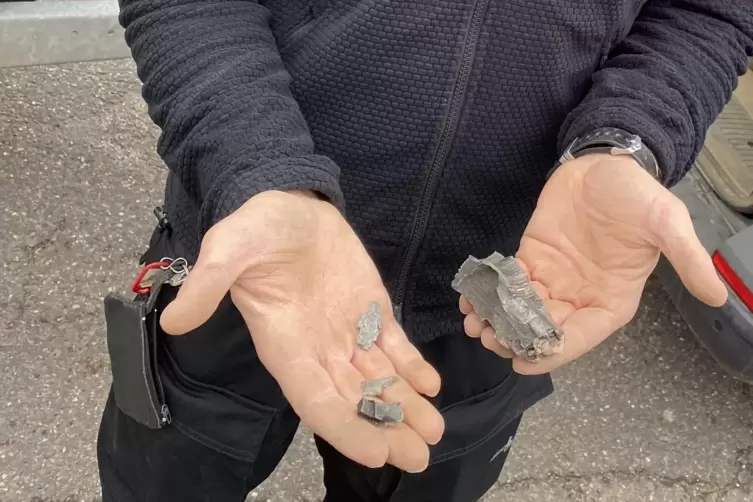 Marco Ofenstein vom Kampfmittelr&auml;umdienst zeigt Splitter der Granaten aus Bellheim (links) und Offenbach (rechts). 