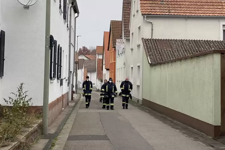 Blick in die Oberm&uuml;hlstra&szlig;e: Die Feuerwehrleute schauen, ob alle Anwohner ihre H&auml;user verlassen haben. 
