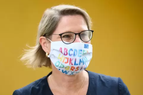 Bildungsministerin Stefanie Hubig mit Maske. 