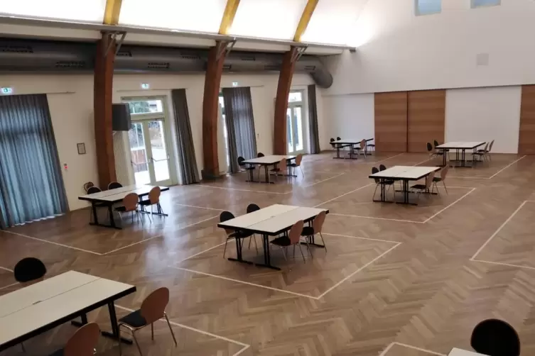 Ein Haushalt, ein Tisch. Die Festhalle ist Zufluchtsort f&uuml;r evakuierte Menschen. Abstand wird gewahrt. Nur sechs hatten sich ang