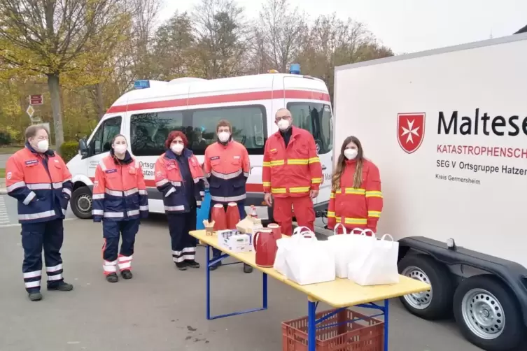 120 Lunchpakete werden geschn&uuml;rt. Viele gehen an die Einsatzkr&auml;fte. 