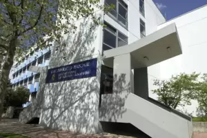 740 Jungen und Mädchen besuchen die Karolina-Burger-Realschule im Schulzentrum Mundenheim, zu dem auch das Heinrich-Böll-Gymnasi