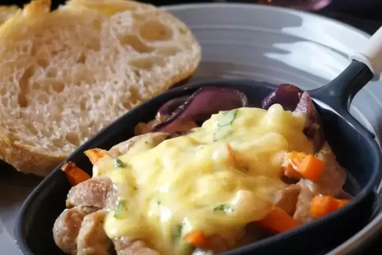 Raclette-Pfännchen mit Zwiebelfleisch
