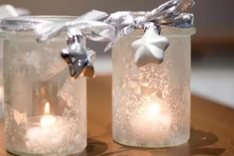 Kerzenhalter mit Eisblumen-Spray