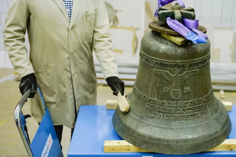 Die Essinger Glocke wird im Sammlungszentrum des Historischen Museums der Pfalz in Speyer mit einer Bürste gereinigt.