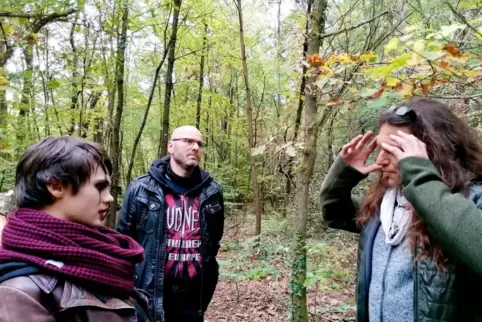 Bei den Dreharbeiten in der Nähe einer stillgelegten Eisenbahnbrücke zwischen Enkenbach und Ramsen (von links): Schauspieler Aar