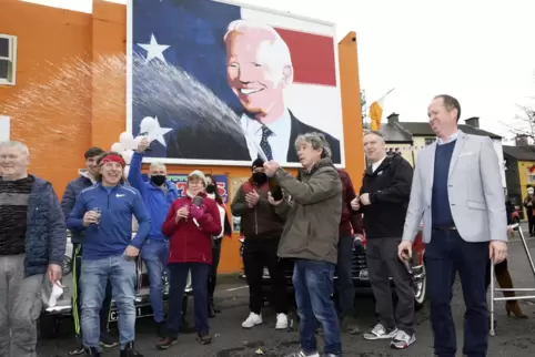 Große Freude in Irland: In Ballina, der Heimat von Joe Bidens Vorfahren, wurde auf den künftigen US-Präsidenten angestoßen. 