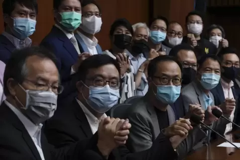 Zeichen der Solidarität: Nach dem Ausschluss von vier pro-demokratischen Abgeordneten aus dem Hongkonger Parlament will die gesa