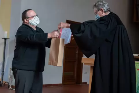 Oberkirchenrat Manfred Sutter (rechts) überreicht Maurice Antoine Croissant die Urkunde zum Kirchenmusikdirektor.