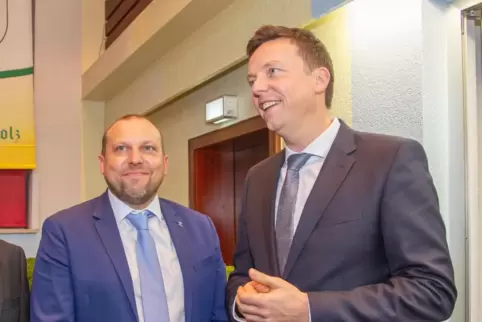 Gute Umfragewerte: Saar-Ministerpräsident Tobias Hans (rechts), hier mit Bexbachs Bürgermeister Christian Prech.