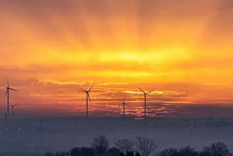 Gigantischer Himmel über Göllheim: RHEINPFALZ-Fotograf Helmut Dell hat am Montagmorgen von Dreisen aus den Sonnenaufgang fotogra