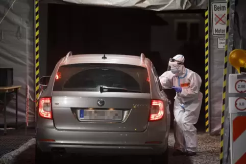 Im Drive-in-Zelt werden an drei Tagen in der Woche Abstriche genommen.