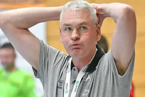 Puh, wie diese Saison wohl weitergeht? Stefan Bullacher, der Trainer des SV 64 Zweibrücken, befürwortet die Unterbrechung. 