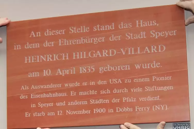 2015: Erinnerungstafel wird am Rand des K&ouml;nigsplatzes installiert.