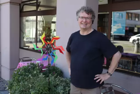 Rolf Klein vor seinem Geschäft: Die Lage war nicht optimal, sagt er, aber die gastronomische Konzession erleichterte Veranstaltu Rolf Klein vor seinem Geschäft: Die Lage war nicht optimal, sagt er, aber die gastronomische Konzession erleichterte Veranstaltu