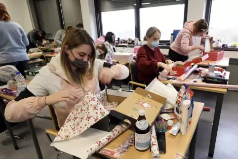 Die Berufsschüler packen Päckchen, damit andere Kinder ein schönes Weihnachtsfest haben.