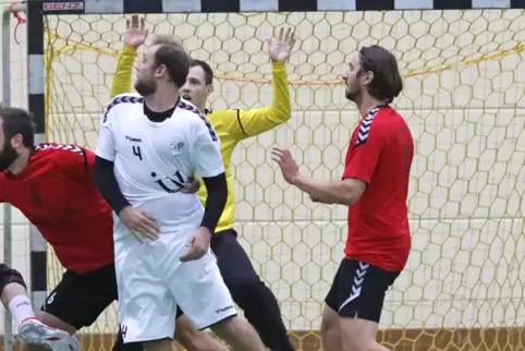 Felix Schilling im Tor der HSG Landau/Land beim verlorenen Auftaktspiel in Kuhardt. 