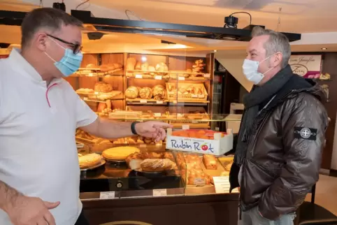 „Bleiben Sie gesund“ - Vitamine in Form von Mandarinen verschenkt Gabor Nemeth (links) vom Café Zürn in Hinterweidenthal.
