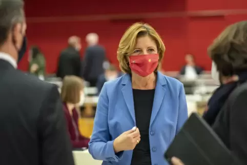 Ministerpräsidentin Dreyer spricht vor ihrer Regierungserklärung mit Abgeordneten.