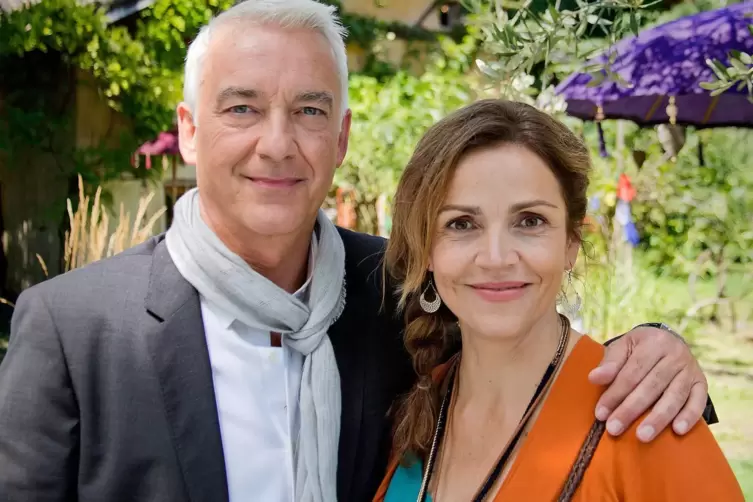 Elternrollen: Rebecca Immanuel und Christoph M. Ohrt in &bdquo;Die Hochzeitsverplaner&ldquo; (2017).