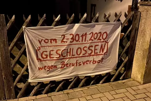 Stiller Protest: Hedda Brockmeyers Kommentar zur aktuellen Lage, angebracht am Zaun ihres Hambacher Kurven-Theaters.
