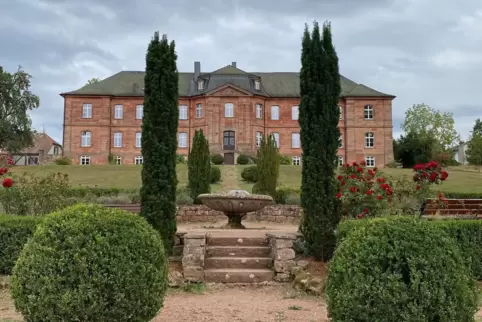 Idyllische Adelskulisse: das spätbarocke Schloss der Freiherren von Hacke, von der Parkseite aus gesehen.