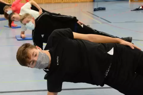 Funktionstraining im Sportunterricht: Am Neustadter Käthe-Kollwitz-Gymnasium bewegen sich die Schüler auch in der Halle, halten 