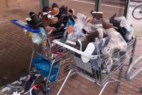 Die Schuhe waren neuwertig, allerdings waren es nur Einzelschuhe. 