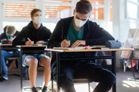 In weiterführenden Schulen gilt während des Unterrichts eine Maskenpflicht.