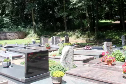 Die Friedhofsgebühren sollen künftig alle Kosten decken. Das Foto stammt vom Sommer 2018, als ein Teil des Friedhofs wegen des E
