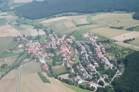 Aus der Vogelperspektive betrachtet: die Gemeinde Breunigweiler. Mit neuen Bauflächen sollen Erweiterungsmöglichkeiten geschaffe