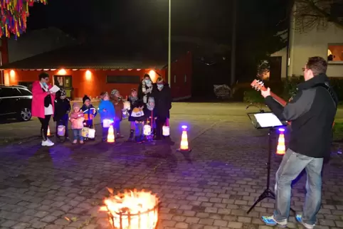 Bürgermeister Cristian Schwarz kommt auch unabhängig von Sankt Martin einmal im Monat mit seiner Gitarre in den Kindergarten, um