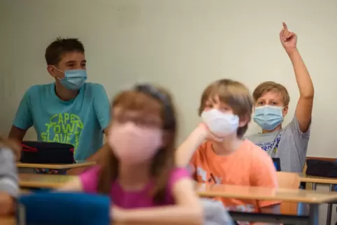 In weiterführenden Schulen jetzt obligatorisch: Mund-Nasen-Schutz auch im Unterricht. Das bietet mehr Sicherheit, erschwert aber