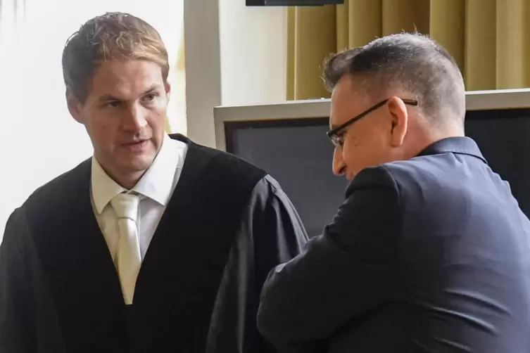 Diskussion am Rande des Verfahrens: Staatsanwalt Kai Ankenbrand (links) und Nebenklage-Vertreter Andreas Flory waren sich letztl