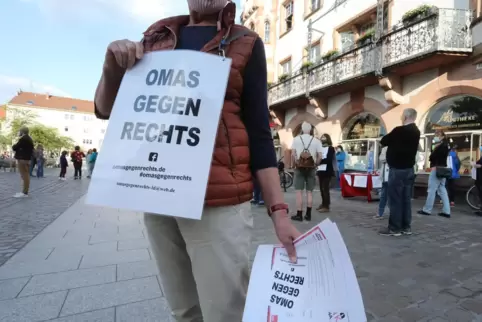 „Omas gegen Rechts“ demonstrierte im Mai in Landau gegen eine Demo von Coronamaßnahmen-Gegnern. 