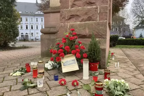 Blumen und Kerzen erinnern am Synagogenplatz an das Gedenken an die Reichspogromnacht am 9. November 1938. 