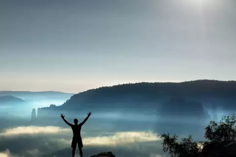 Man muss nicht gleich einen Berg erklimmen: Schon wenige Minuten Bewegung an der frischen Luft können helfen, die Stimmung zu ve