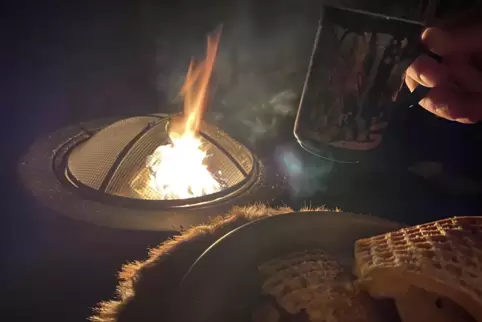 Man nehme eine Feuerschale, eine Glühweintasse von einem der letzten Weihnachtsmärkte, Waffeln, etwas Puderzucker, und schon rie