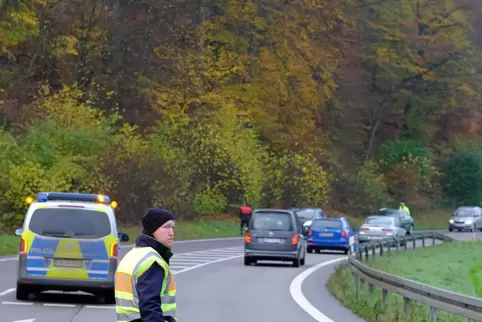 Polizisten riegeln die Bundesstraße am Wattweiler Tälchen ab. Polizisten riegeln die Bundesstraße am Wattweiler Tälchen ab.
