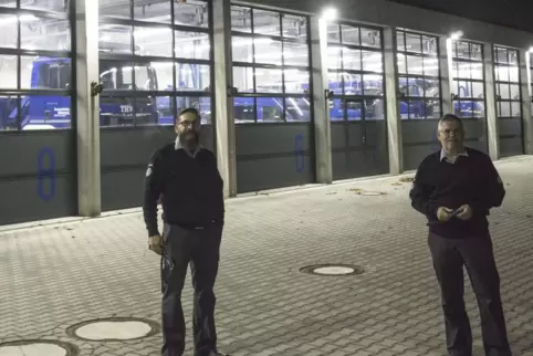 „Gut aufgestellt“ seien sie, auch mit dem Fuhrpark, stellt der THW-Ortsbeauftragte Klaus Schwarzmüller mit seinem Stellvertreter
