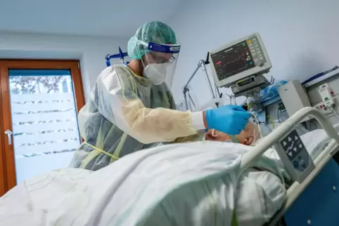 Zunehmend müssen Corona-Patienten wieder auf die Intensivstationen. 