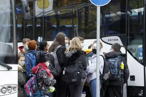 In der Schule werden strenge Corona-Regeln eingehalten. Doch auf der Busfahrt dahin und zurück nach Hause wird es oft sehr eng. 