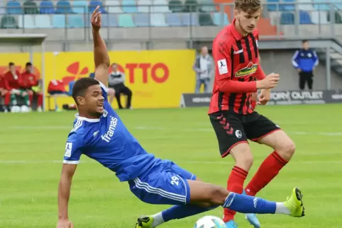 Im Regionalligaspiel gegen den SC Freiburg II im August 2019 riss sich Luis Kiefer (in Blau) zum ersten Mal das Kreuzband. Recht