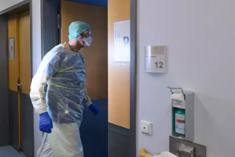 Ein Pfleger auf dem Weg in die Corona-Notaufnahme eines Krankenhauses.