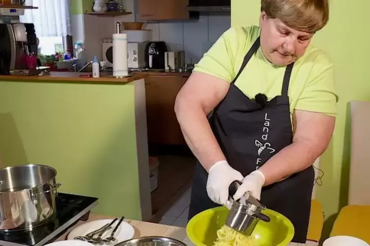 Susanne Schneider stellt den Teig für die Kartoffelklöße her.