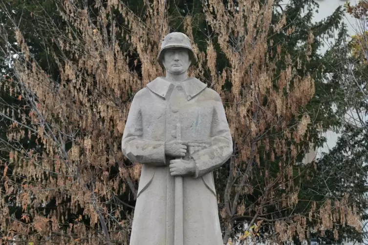 1936 geschaffen, später um die Daten des Zweiten Weltkriegs ergänzt: Denkmal in Berghausen.