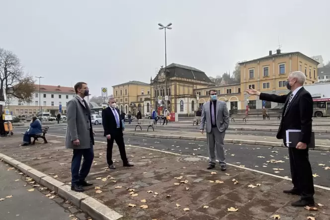 Stefan Schwinn (rechts) von der Deutschen Bahn bespricht mit Baudezernent Bernhard Adams, Bahnhofsmanager Ulrich Demmer und Ober Stefan Schwinn (rechts) von der Deutschen Bahn bespricht mit Baudezernent Bernhard Adams, Bahnhofsmanager Ulrich Demmer und Ober